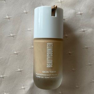 Beautycounter Skin Twin Featherweight Light 230 Foundation